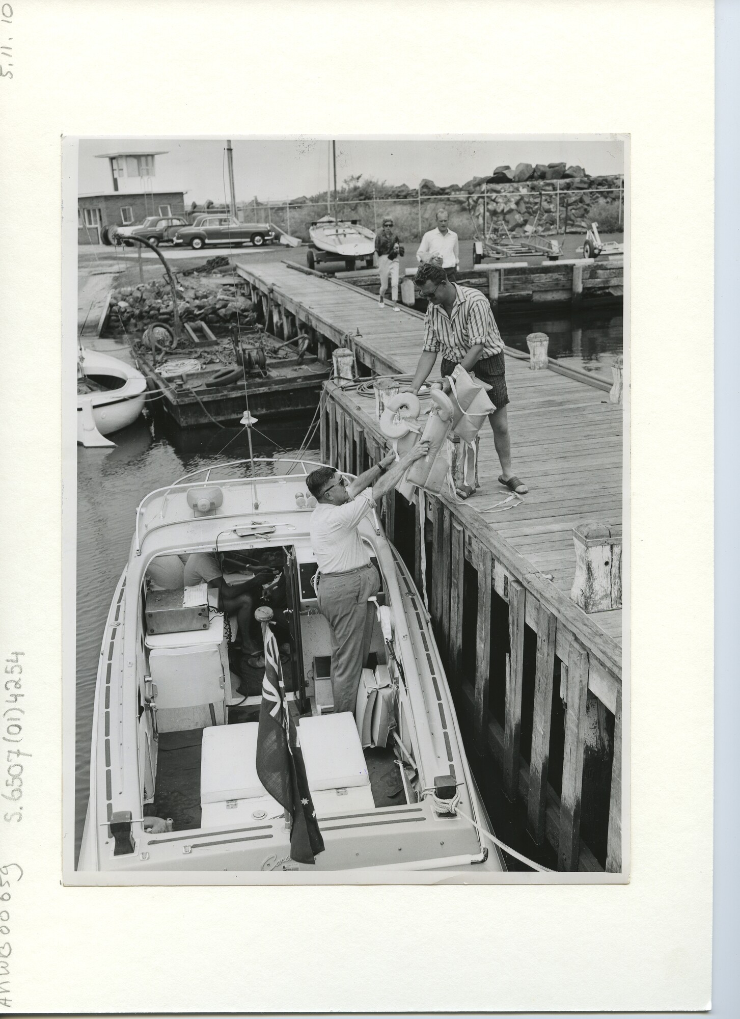 S.6507(01)4254; Foto van een bovenaanzicht op de Australische speedboat Rostill; foto