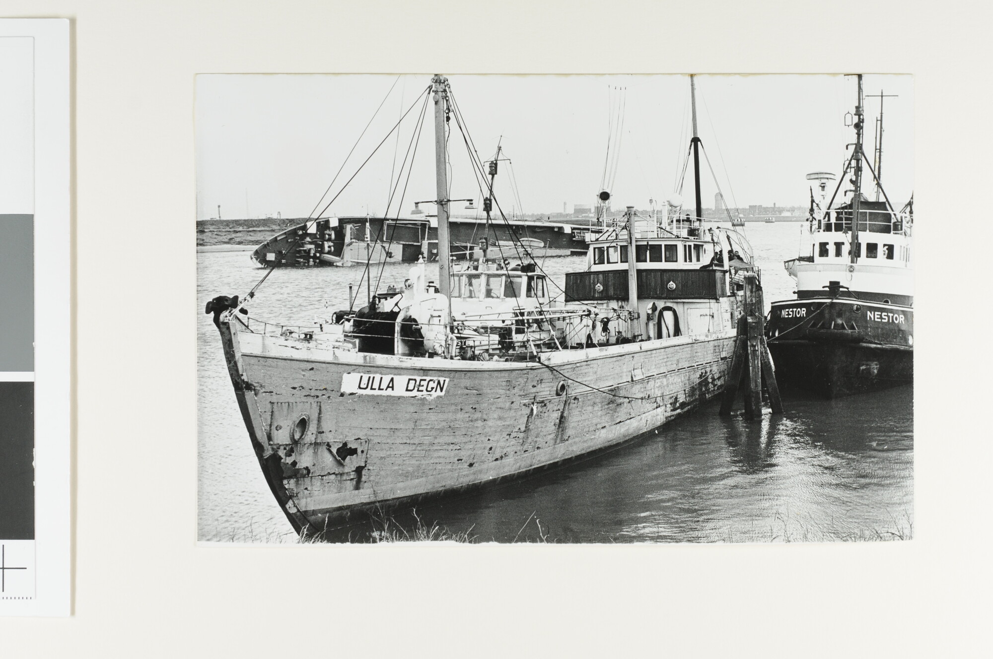 S.6408(0823); De onder Zuidafrikaanse vlag varende Deense kustvaarder 'Ulla Degn' afgemeerd in de haven van IJmuiden; foto