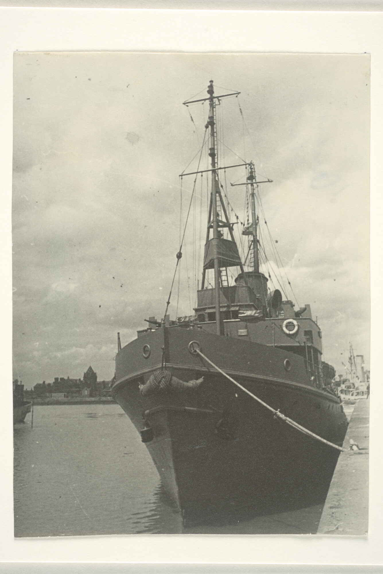 2000.3260; De zeesleepboot 'Antic' (W 141) onder Nederlandse vlag (vooraanzicht); foto