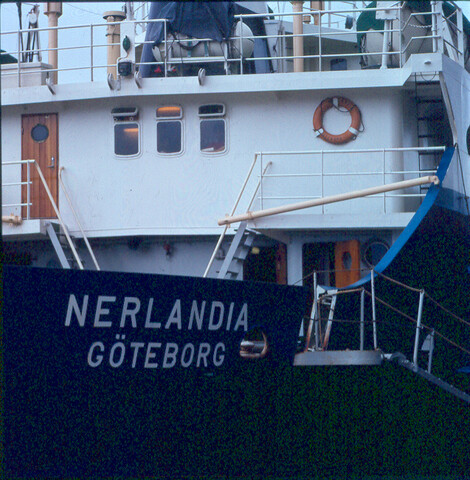 S.9100(2755); Dia van de achtersteven van het Zweedse vrachtschip 'Neerlandia' uit Göteborg; diapositief