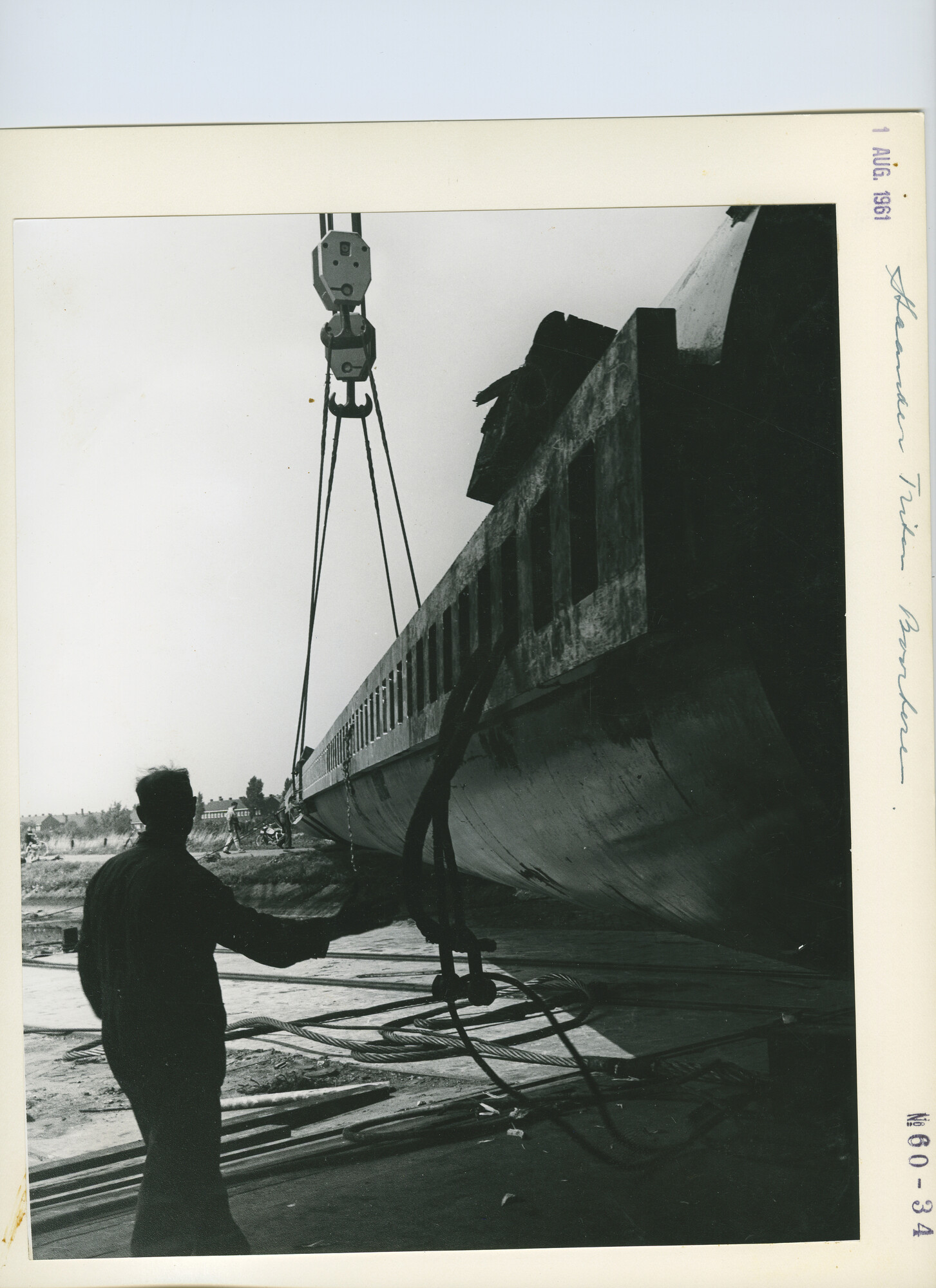 S.5444(03749)07; Foto van het transport van een poot voor het booreiland Triton uit de [...]; foto