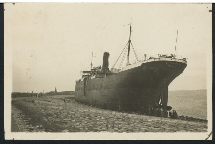 1990.0037; Stranding en berging op de zeedijk bij Den Helder van het Griekse vrachtschip [...]; prentbriefkaart-serie