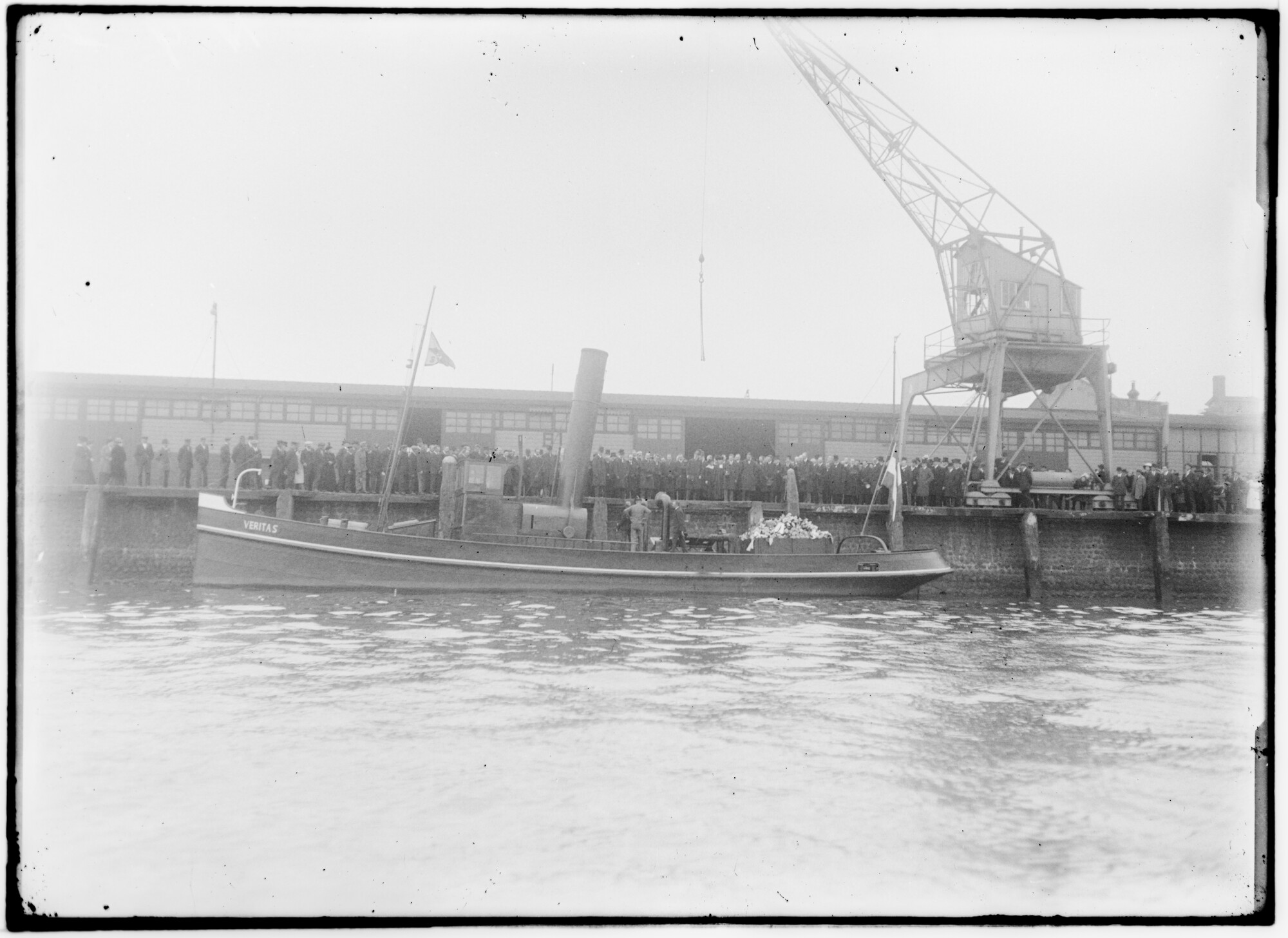 2018.1798; Glasnegatief van de sleepboot Veritas (Nederlands, 1912); glasnegatief