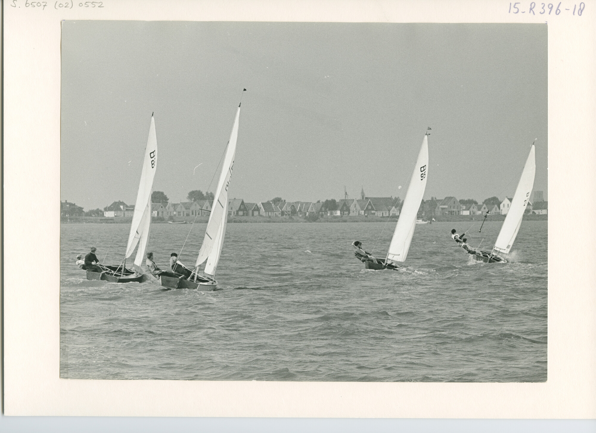 S.6507(02)0552.03; Zwart-wit foto van de Schakel-klasse op het Buiten IJ; foto