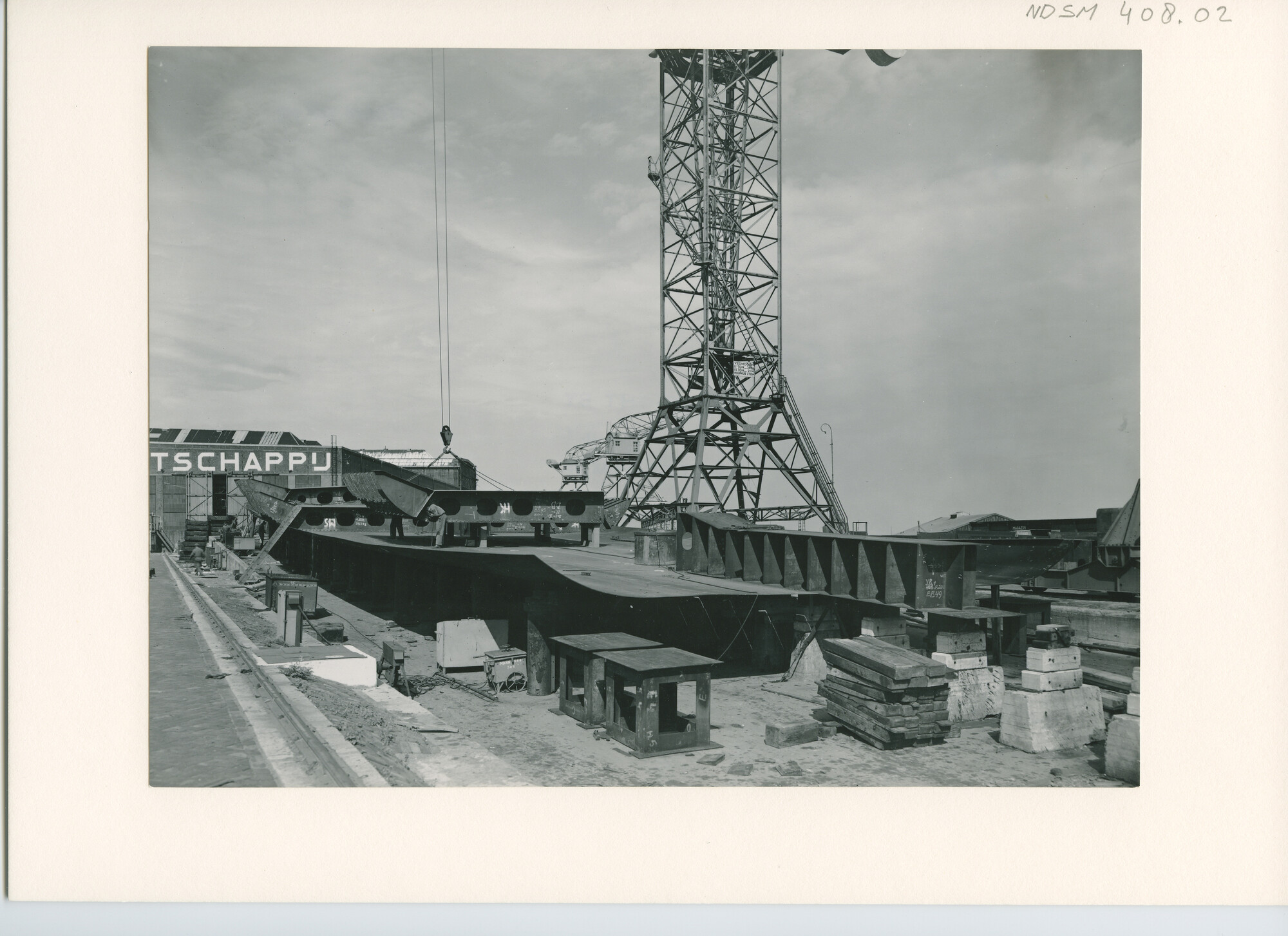 S.5444(1759); Foto van het vrachtschip ms. Hoogkerk in aanbouw bij de NDSM; foto