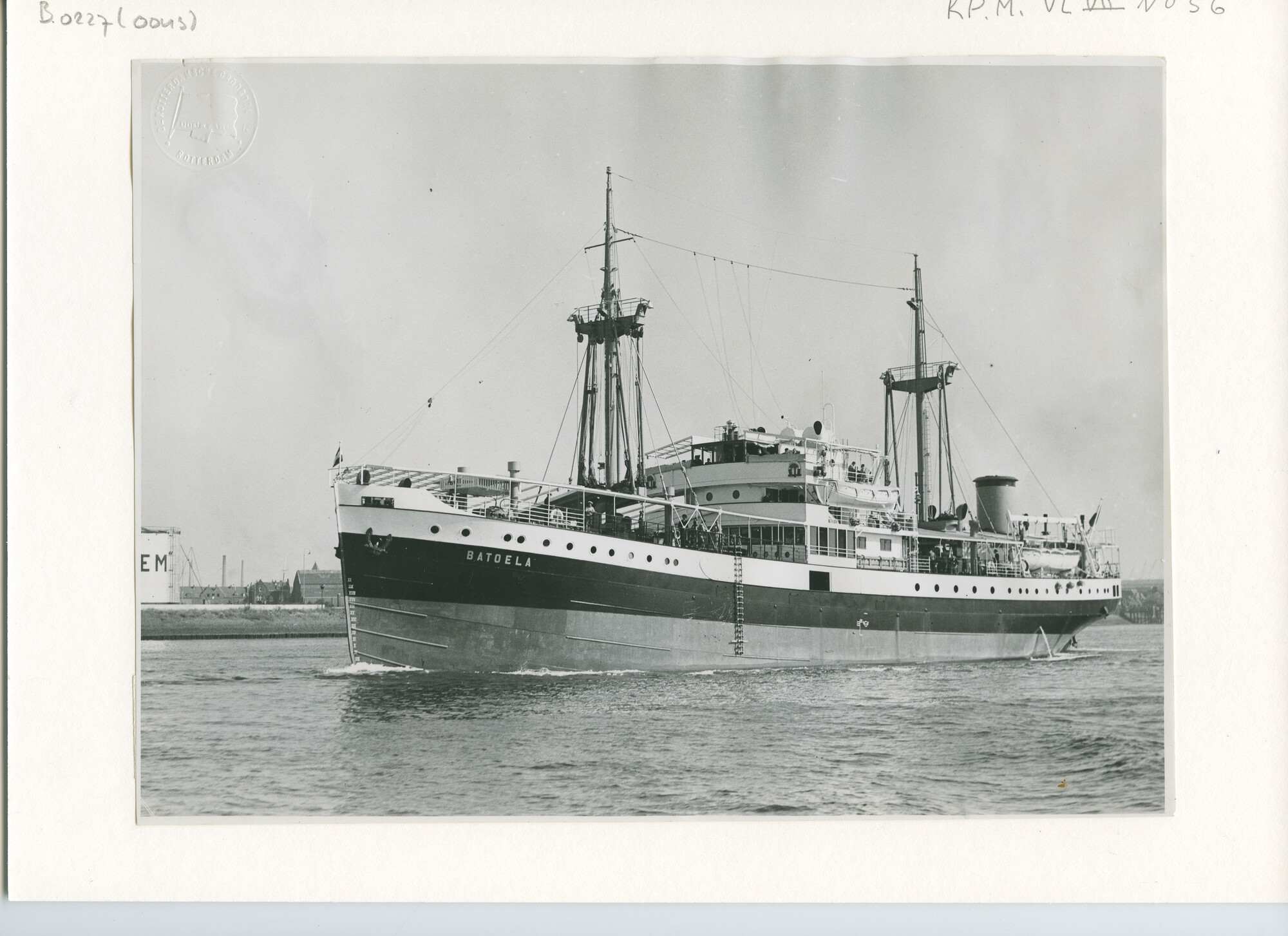 B.0227(0043); Foto van ms. Batoela varend op de Nieuwe Waterweg; foto