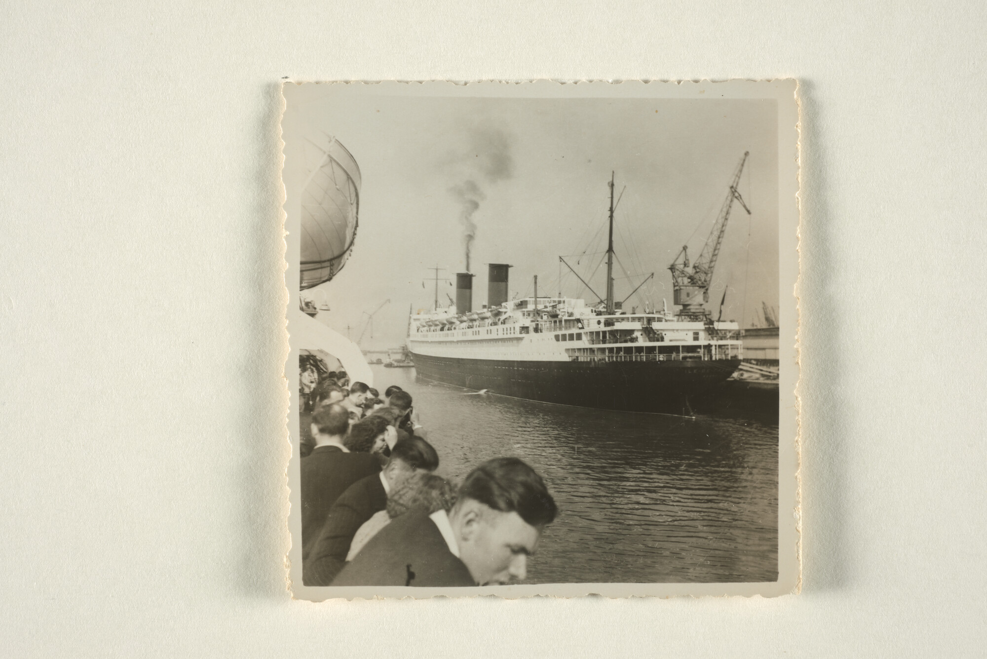1997.4579; Foto's van het vertrek uit Le Havre van het Franse passagiersschip ss. 'Ile de France' van de Compagnie Générale Transatlantique [...]; fotoreportage