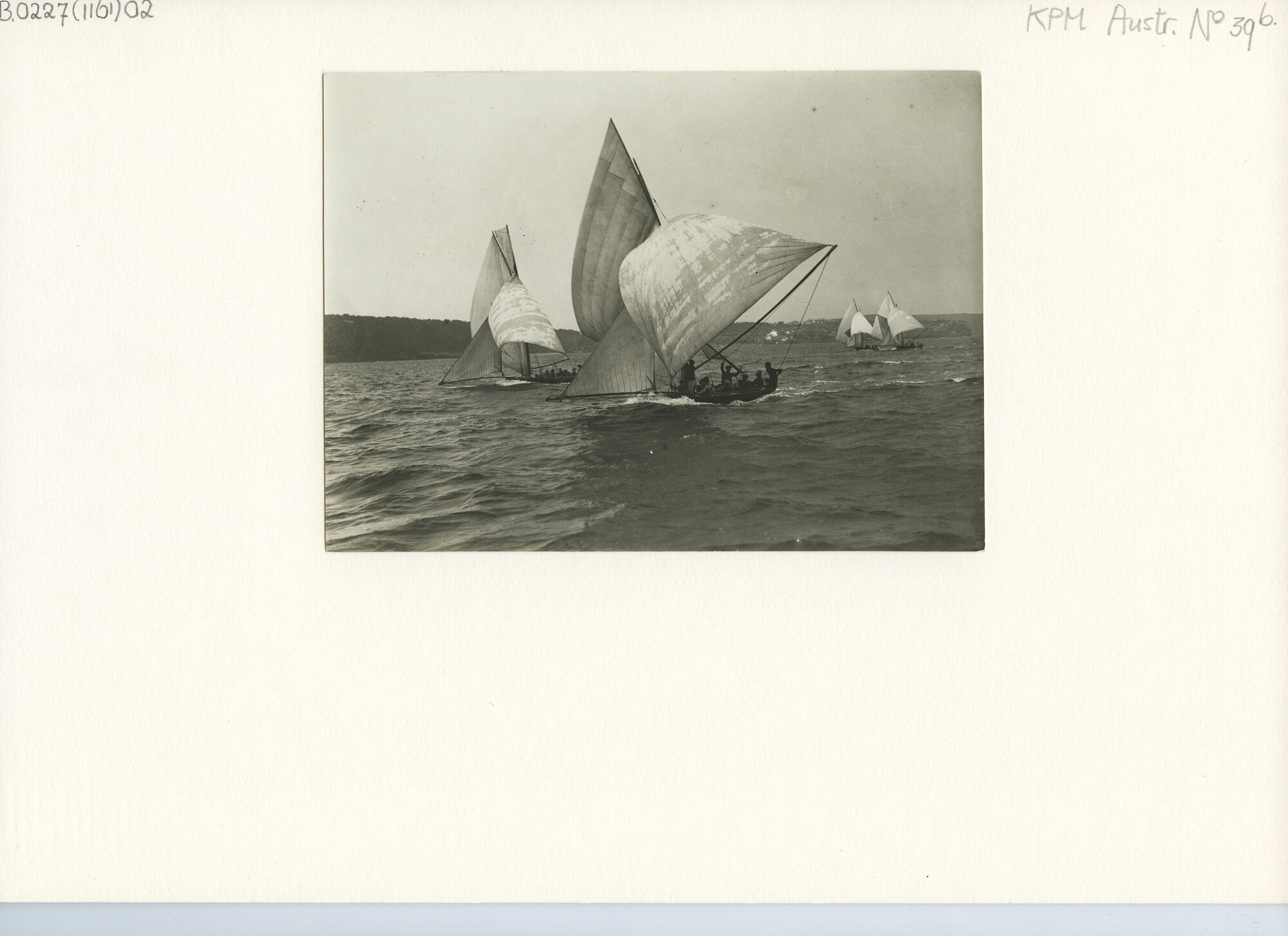 B.0227(1161)02; Foto van de internationale zeilwedstrijden 15 ft boats in Sydney Harbour (New South Wales) [...]; foto