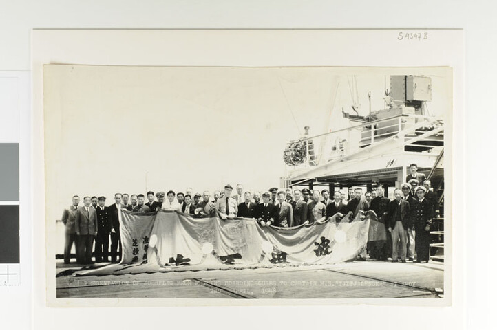 S.4347(02); Groepsportret gemaakt bij de aanbieding van een Chinese vlag (zgn. Joss Flag); foto