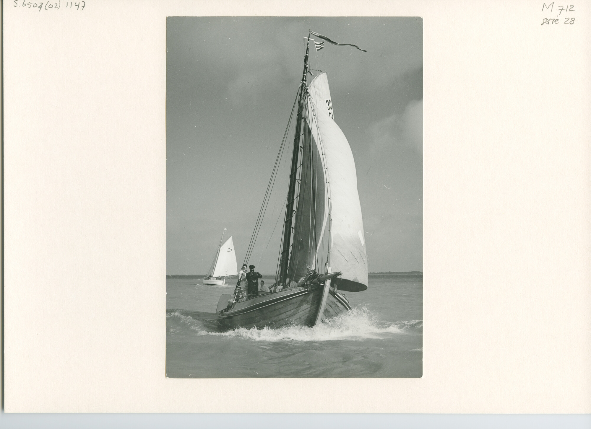 S.6507(02)1147.02; Zwart-wit foto van de botter 'Houtrib' (30 OA) met zwakke wind en met een frisse [...]; foto