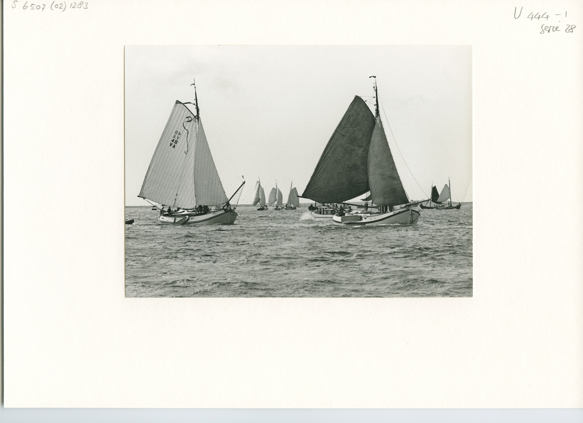 S.6507(02)1283.04; Zwart-wit foto van de reünie van ronde en platbodemjachten te Hellevoetsluis; foto