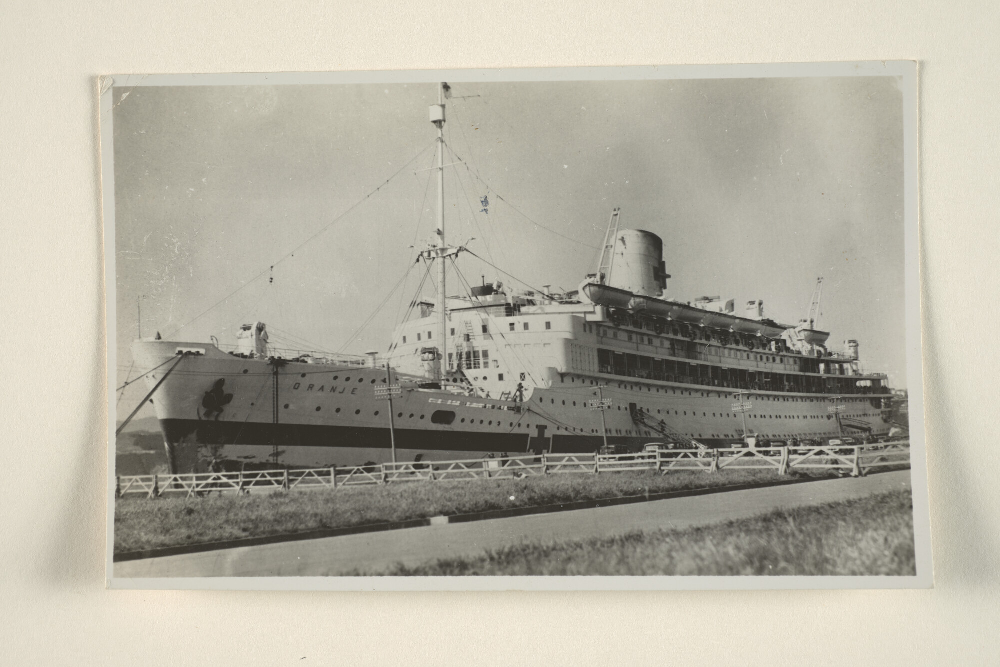 1995.5024; Het hospitaalschip ms. Oranje bij aankomst te Wellington (Niew Zeeland) [...]; foto