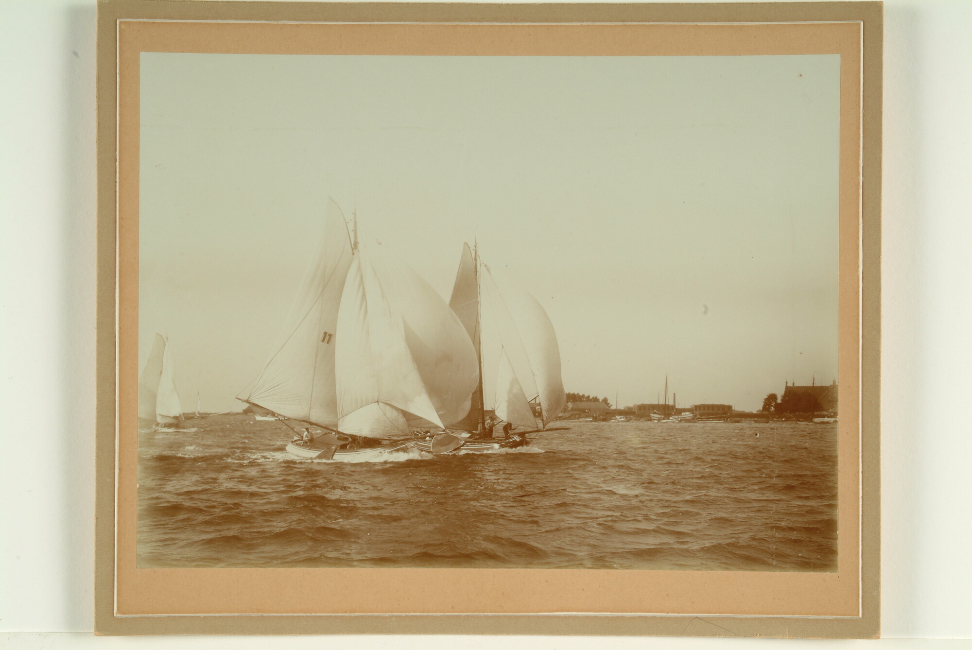 S.7166(49); Zeilwedstrijd van (twee) boeiers bij Nieuwendam; foto