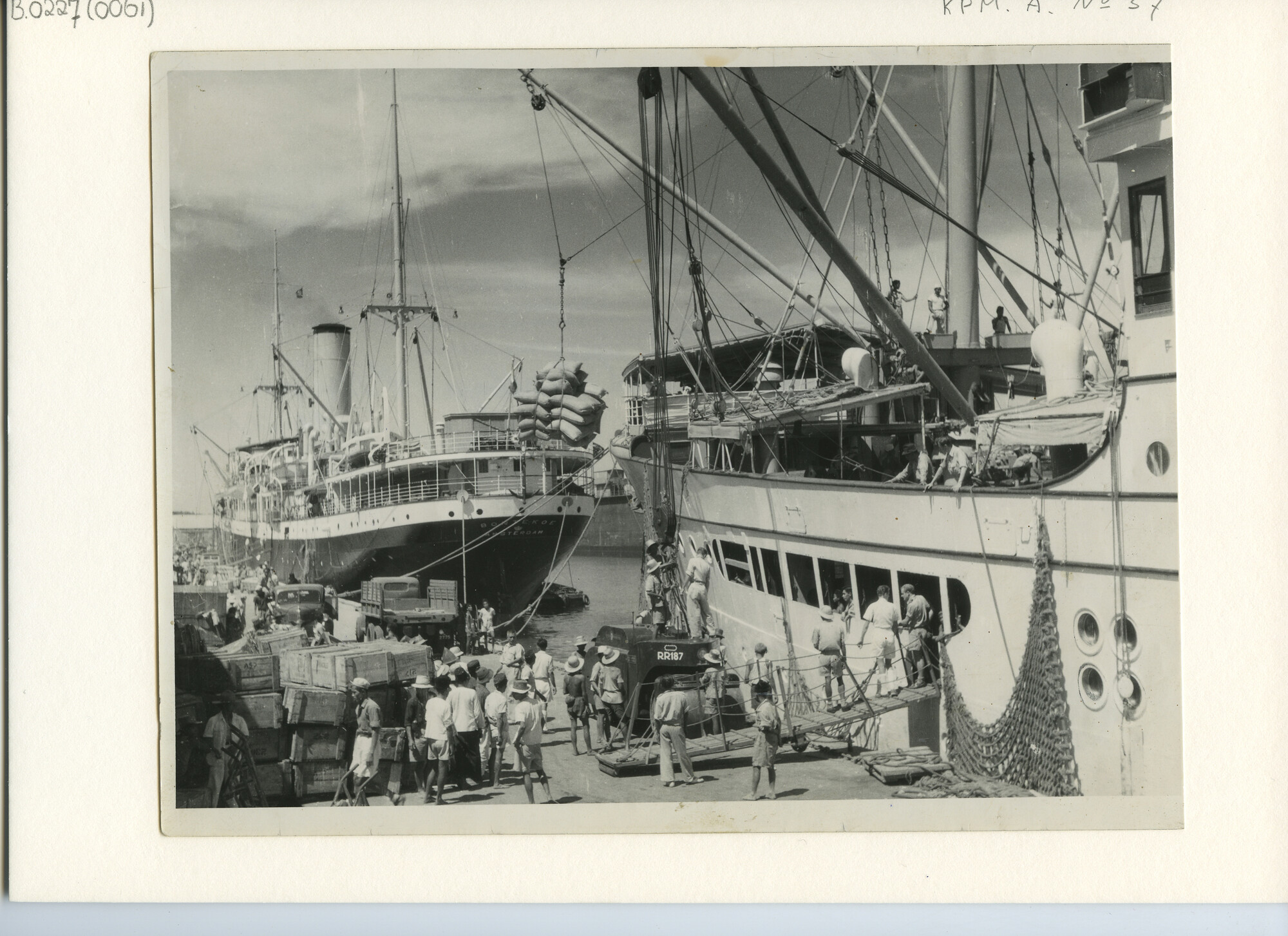 B.0227(0061); Goederenbehandeling: het laden en lossen van twee KPM-schepen aan de kade in Soerabaja; foto