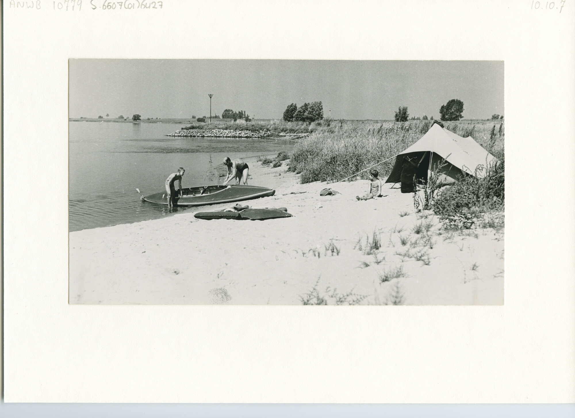 S.6507(01)6427; Foto van kamperen aan de Gelderse IJssel; foto