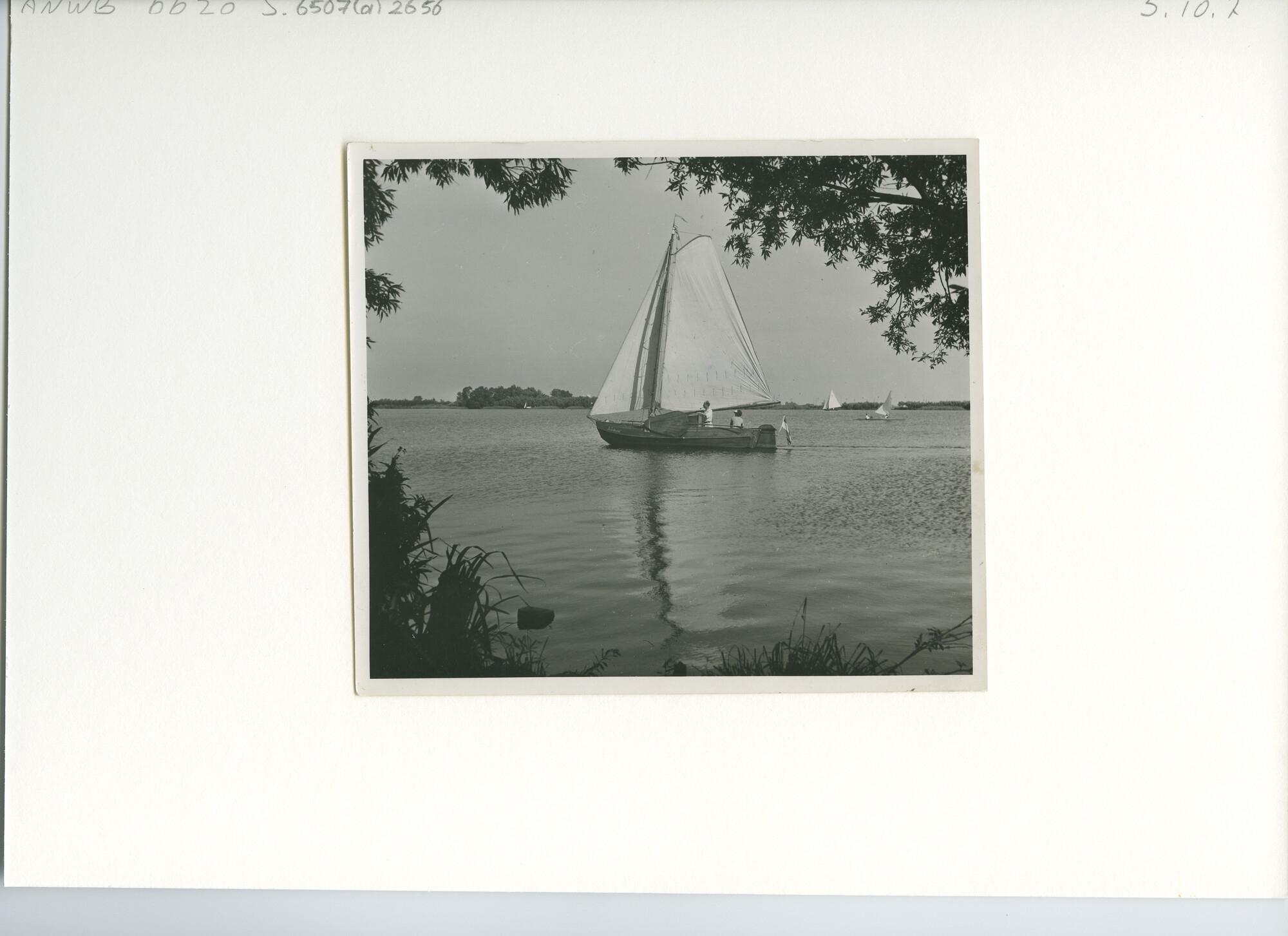 S.6507(01)2656; Een Friese schouw met kajuit zeilt met weinig wind op de Kaag; foto