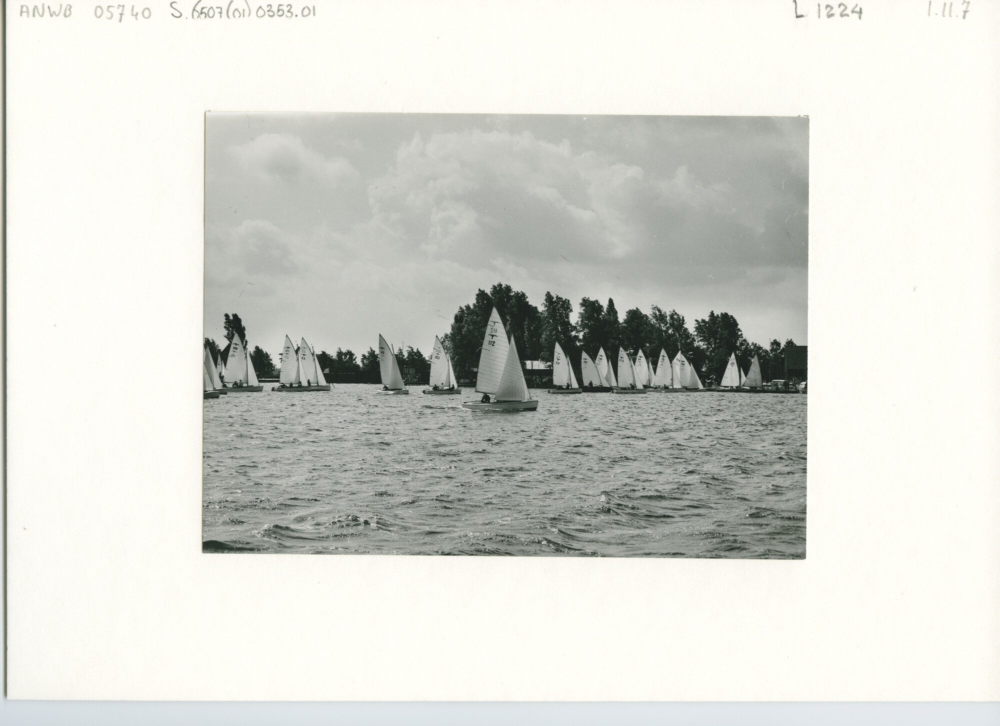 S.6507(01)0353.01; Foto van de Nieuw Loosdrechtweek 1958: de Valkenklasse; foto