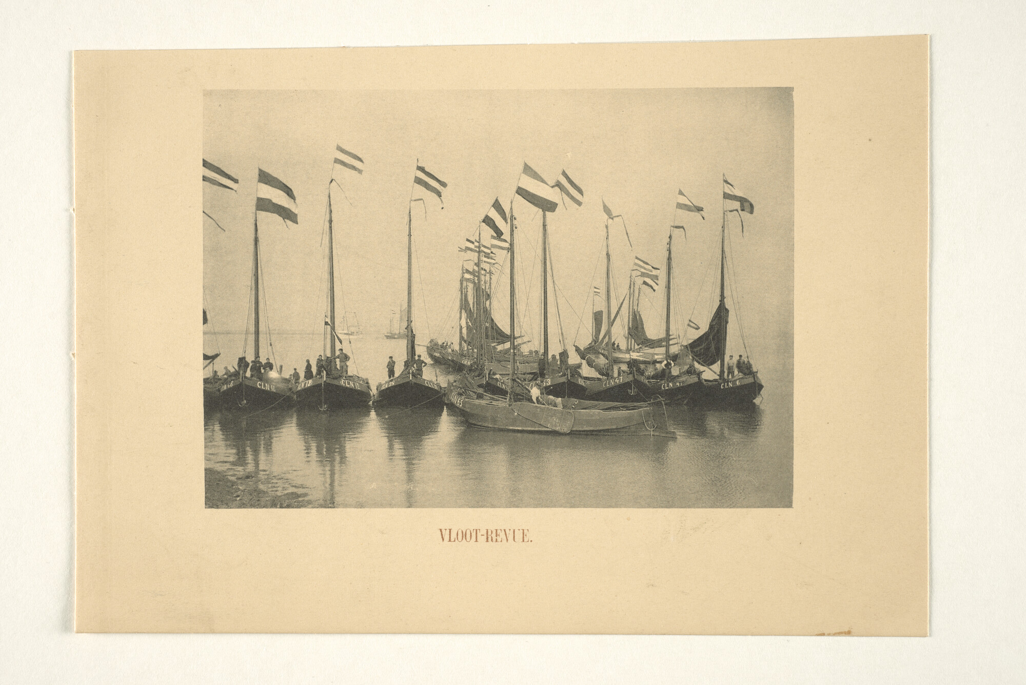 1997.1547; Hengsten uit Clinge (Zeeland) liggen met vlag in top bij de vlootschouw van koningin Wilhelmina aan de Moerdijk, 1907; foto