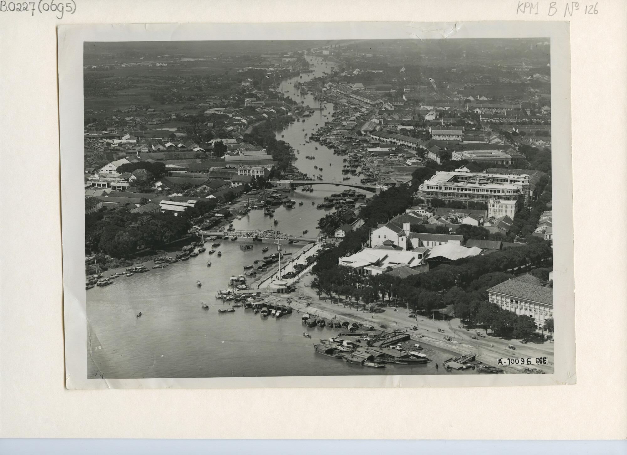 B.0227(0695); Luchtfoto met het gezicht op Saigon (met de Mekong-rivier); foto