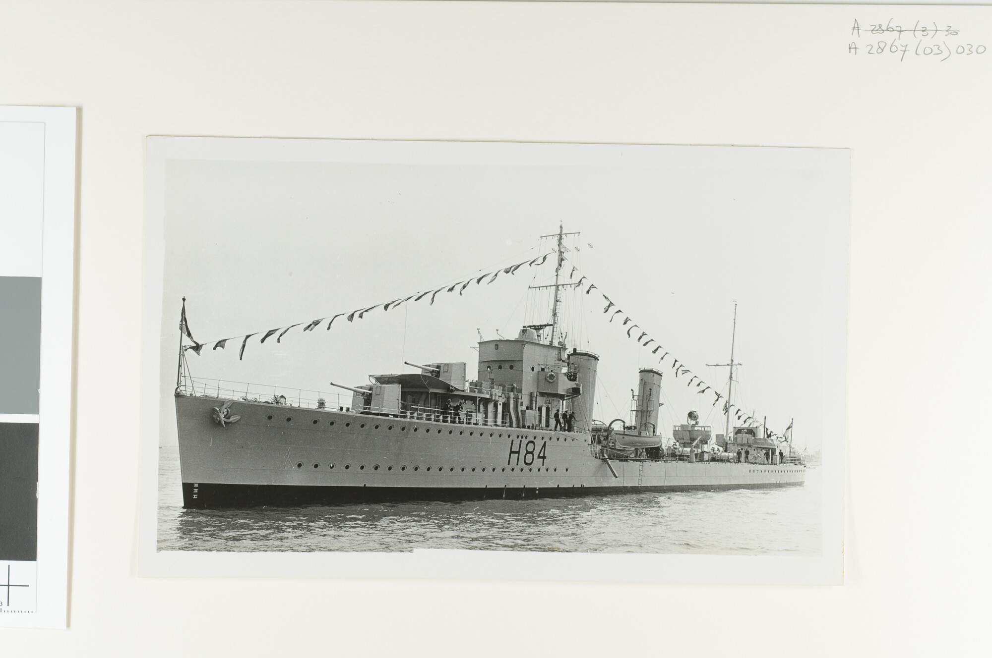 A.2867(03)030; De Britse destroyer HMS 'Brilliant (H 84) van de Beagle-class ligt voor anker op een rede; foto