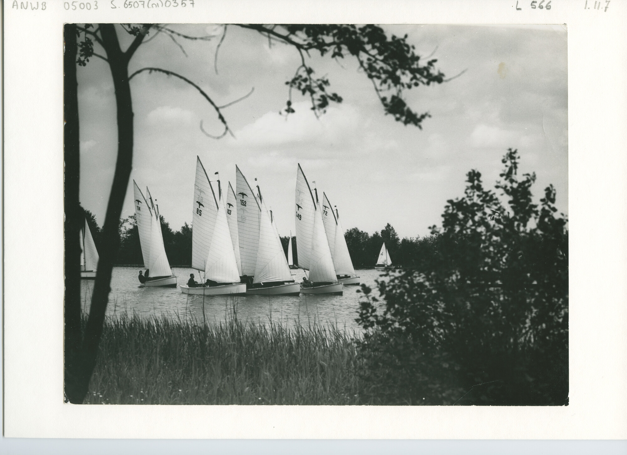 S.6507(01)0357; Goudse Zeilweek 1958: de Valkenklasse aan de wind bij een flauw briesje; foto