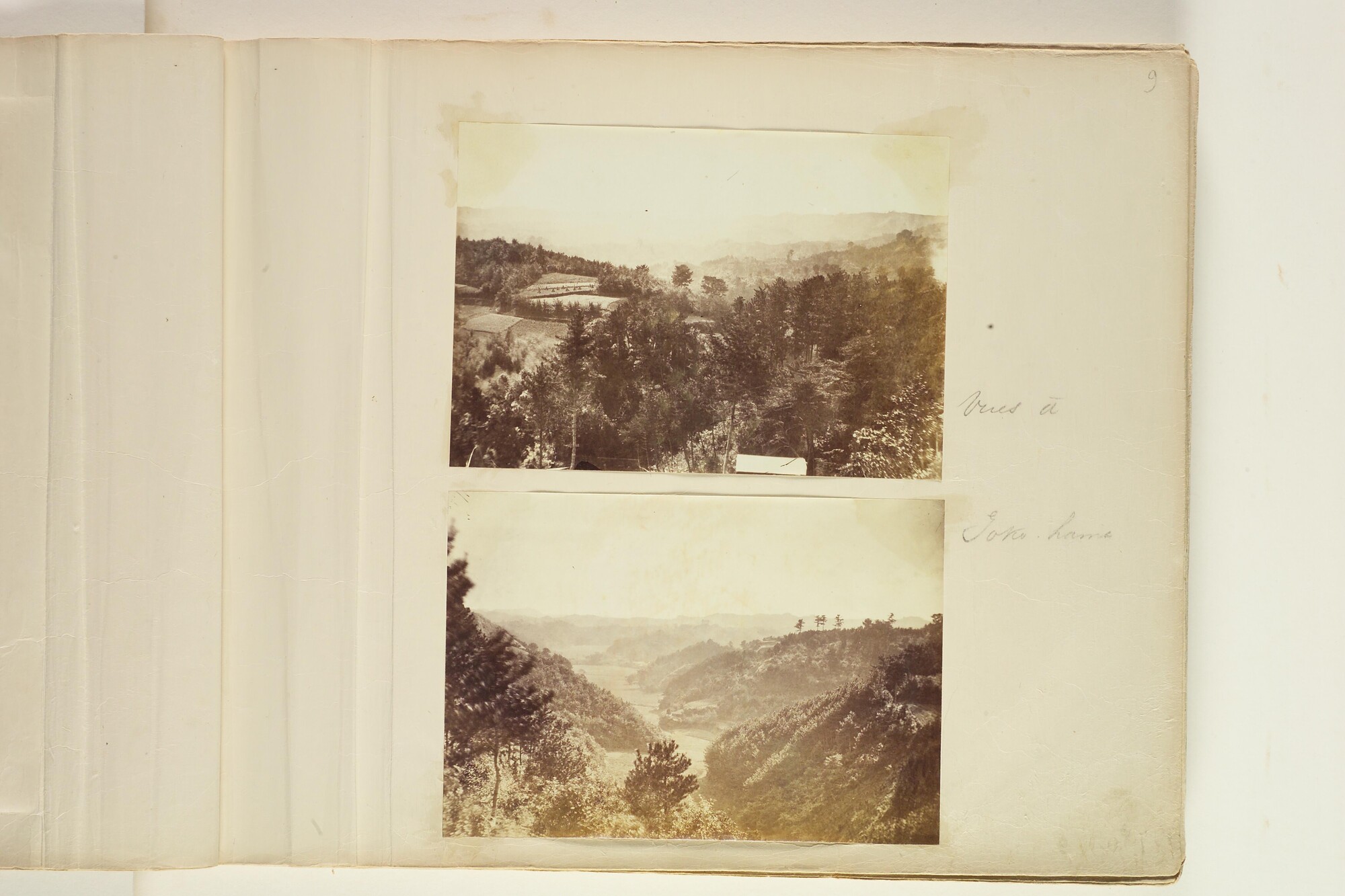 S.3628(02); Album nr. 1 uit een serie van drie van de Nederlandse consul in Japan Dirk de Graeff van Polsbroek; fotoalbum
