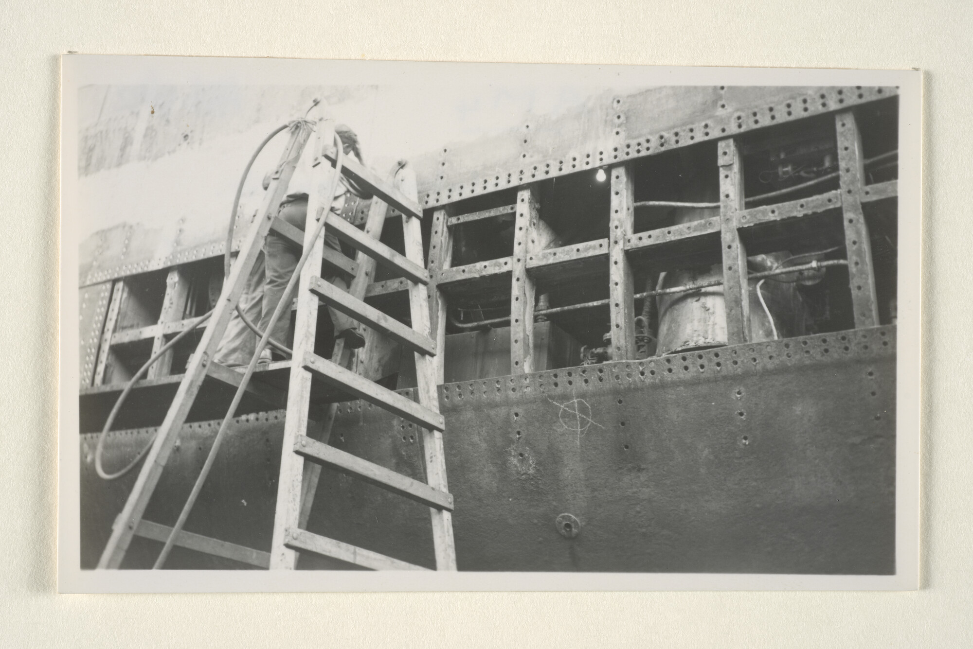 1996.4642; Fotos van het afbikken en deels vervangen (klinken) van de scheepshuid van [...]; fotoreportage