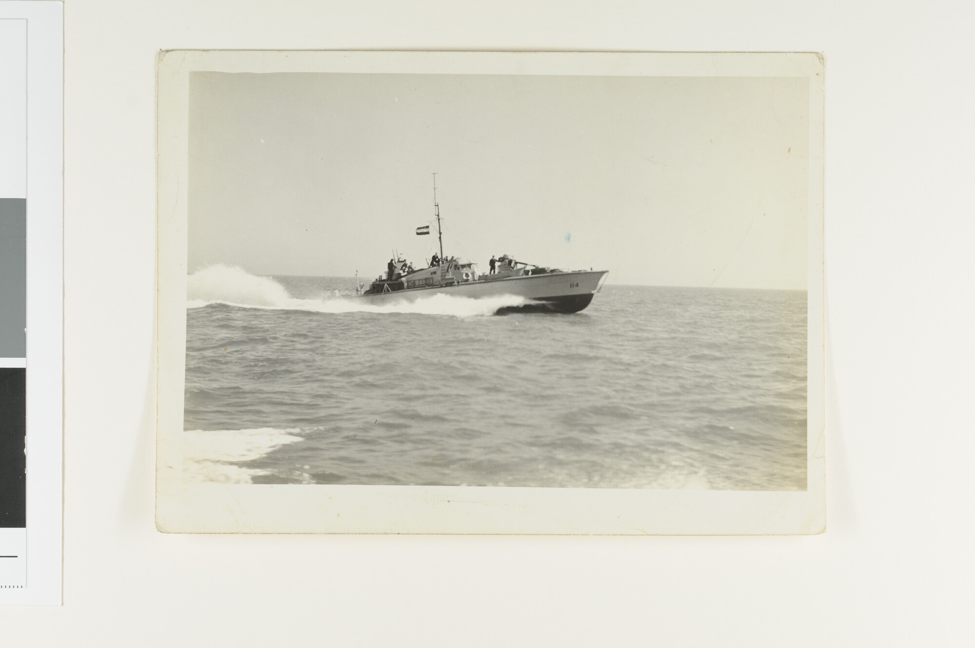 S.4872(04)10; De Nederlanse MGB 114 gezien op stuurboord, 1943 - 1944; foto