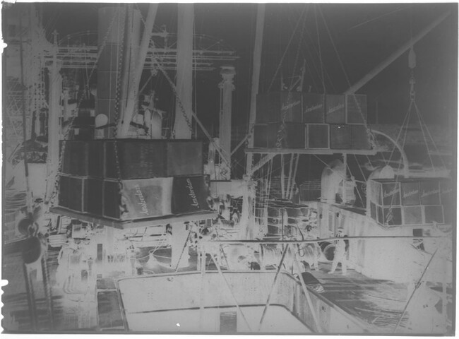 1998.1792; Sfeerbeeld van overslag van kisten (met vermoedelijk thee) in de haven van; negatief