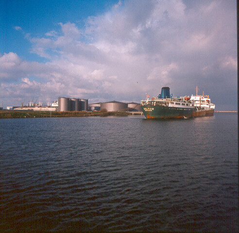 S.9100(8246); Dia Tradax West terminal met schip ('Dolphin') voor de wal; diapositief