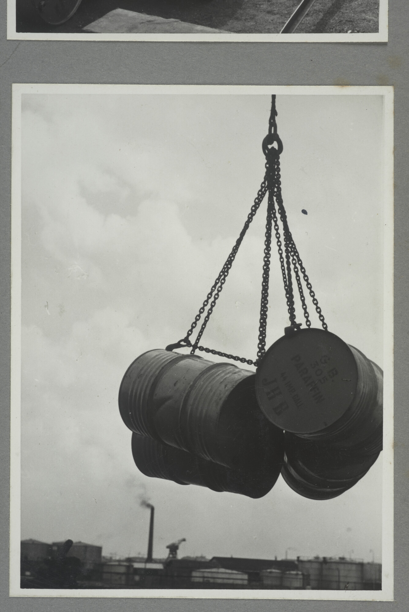 1998.2177; Omslag/ album met een grote hoeveelheid proeffoto's gemaakt door mw. A.M. Wolff-Koller in opdracht van de Gemeente Handelsinrichtingen in Amsterdam; omslag