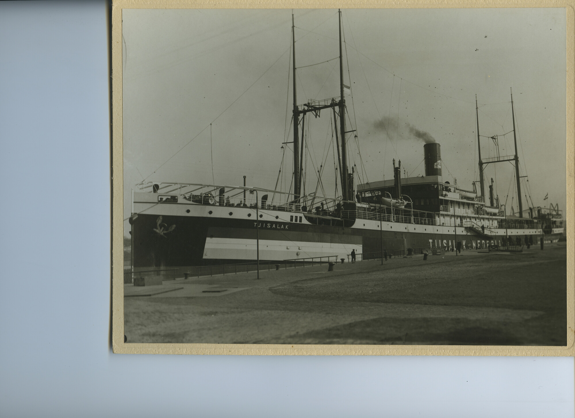 S.5444(0465)3; Foto van het vracht- en passagiersschip ss. Tjisalak; foto