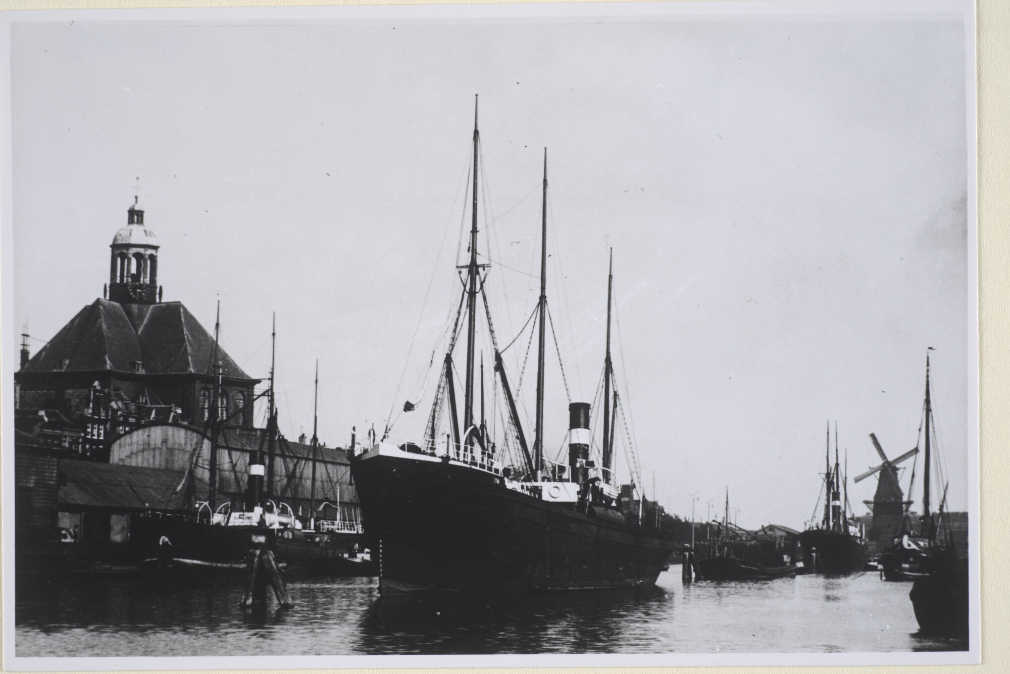 1995.6681; Het vrachtschip ss. 'Etna' van de KNSM ligt afgemeerd in de Nieuwe Vaart te Amsterdam; foto