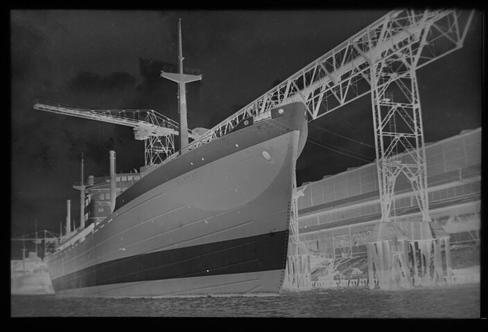 1995.5288; Negatief van de afbouw van het vrachtschip ms. 'Slamat'; negatief