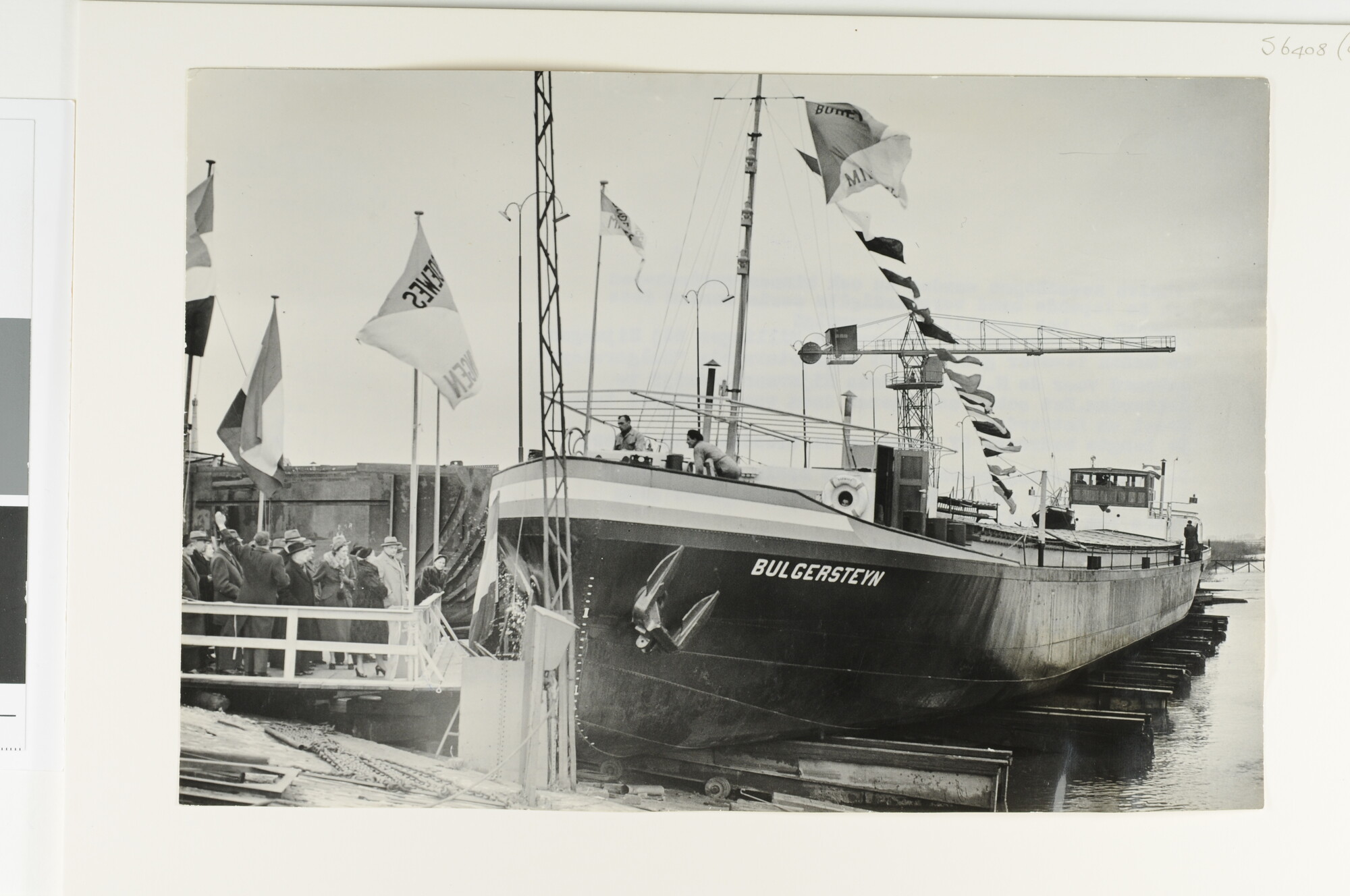 S.6408(0969); De tewaterlating van het binnenvaartschip 'Bulgersteyn' van de NV; foto