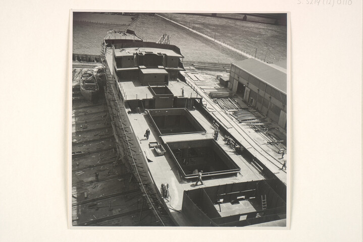 S.5219(12)0110; Foto's van de bouw van het Finse vrachtschip ss. 'Pamilo' voor Enso Gutzeit te Helsinki op de dwarshelling van de ASM; fotoreportage