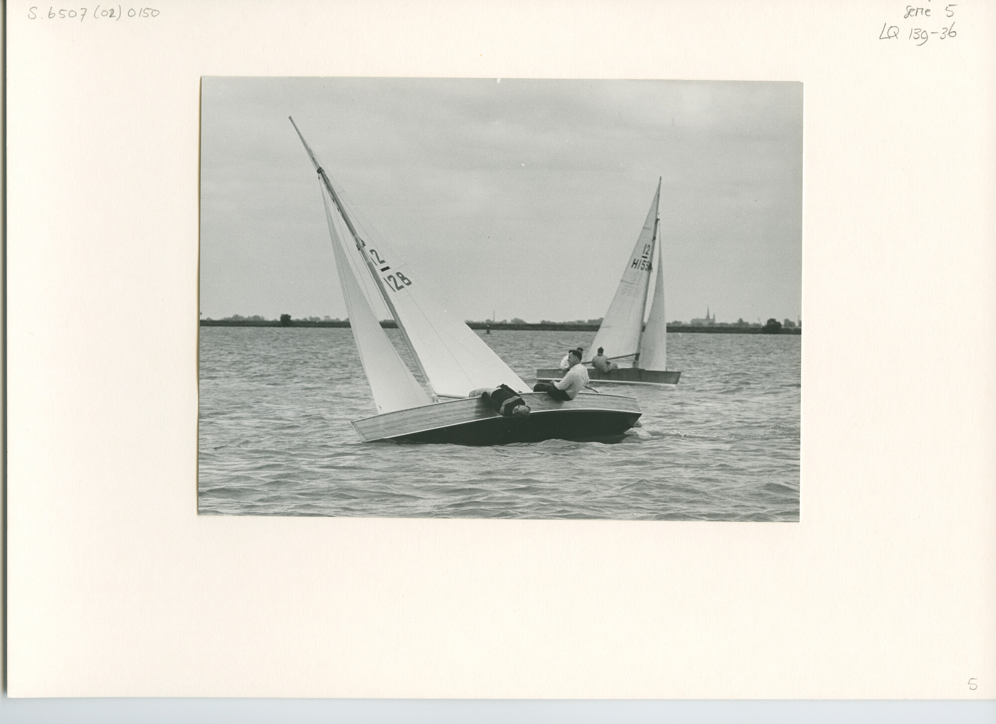 S.6507(02)0150.04; Zwart-wit foto van de 12m² klasse nummers 128 (Spotvogel, Guldemond) en 155;Fortos van de 12m² klasse op het Buiten IJ in 1963, waaronder nummers 33 (Hiphaan, Boschma), 128 (Spotvogel, Guldemond), 155 en Pollux II; foto