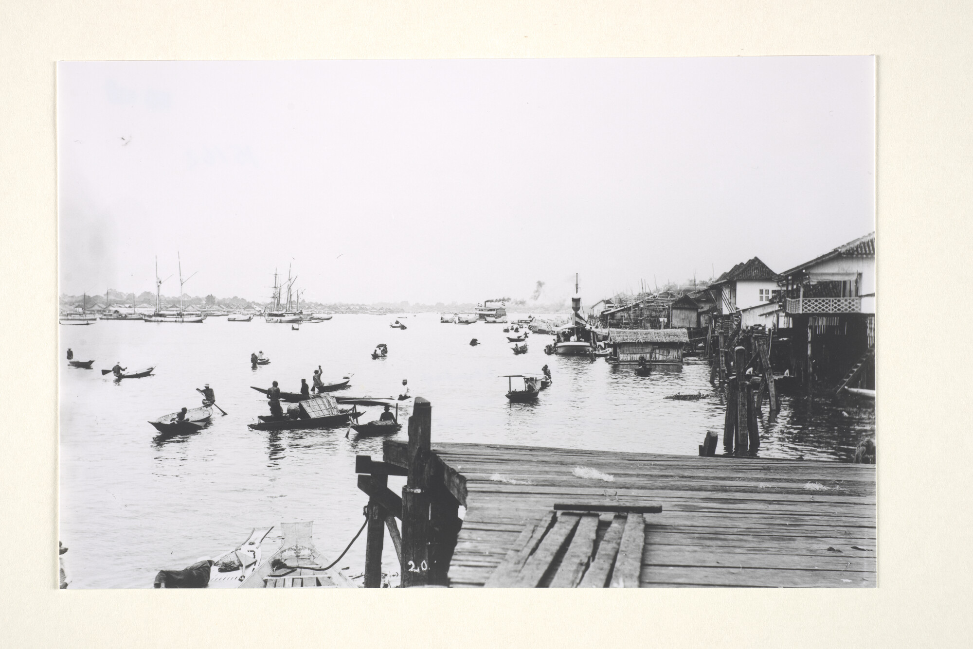1997.1128; Foto's met het gezicht op de Moesi-rivier te Palembang; fotoreportage