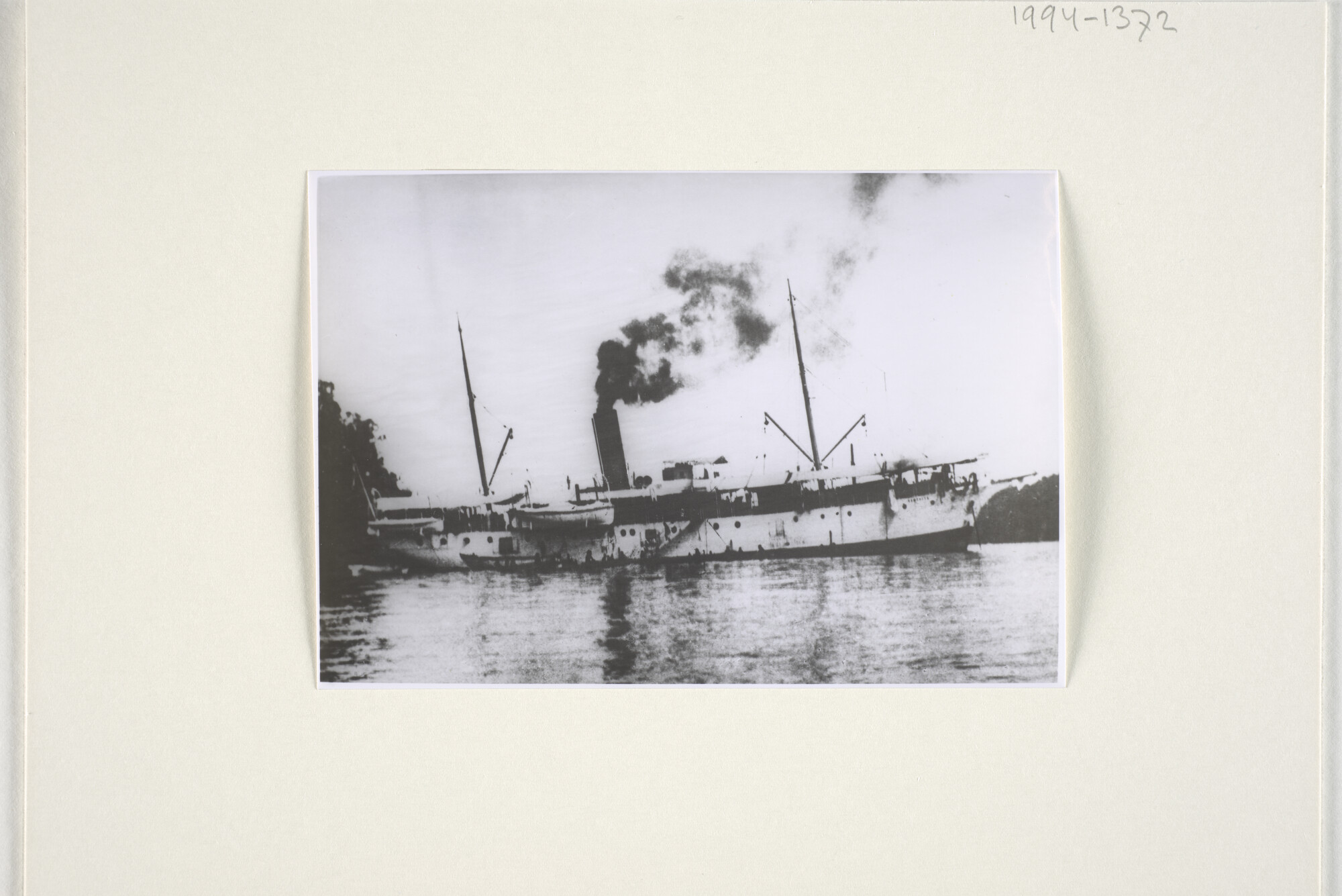 1994.1372; Het stoomschip Camphuys van de KPM voor anker en onder stoom; foto