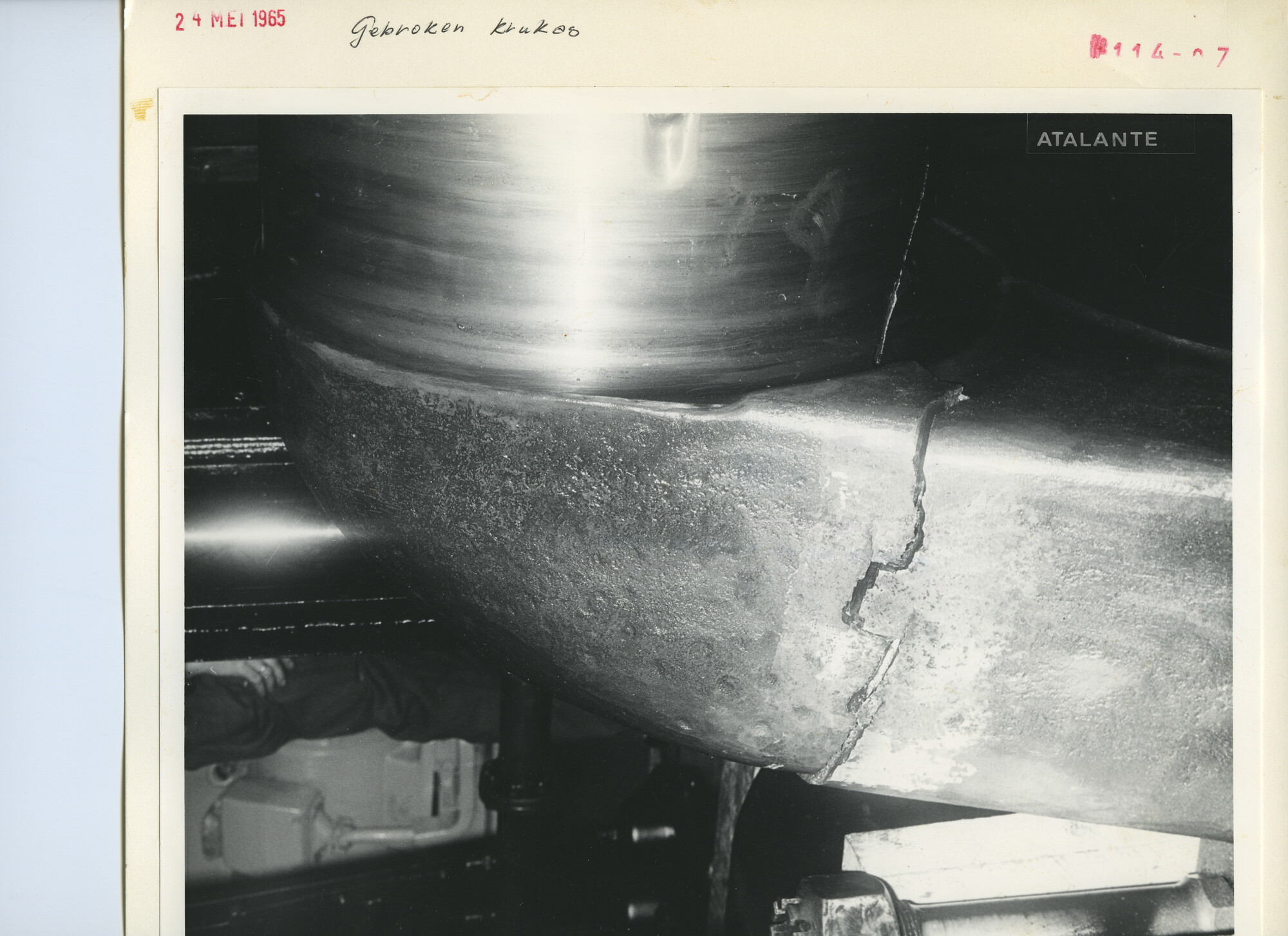 S.5444(4434)04; Foto van schade aan een gebroken krukas van de hoofdmotor van de Atalante; foto