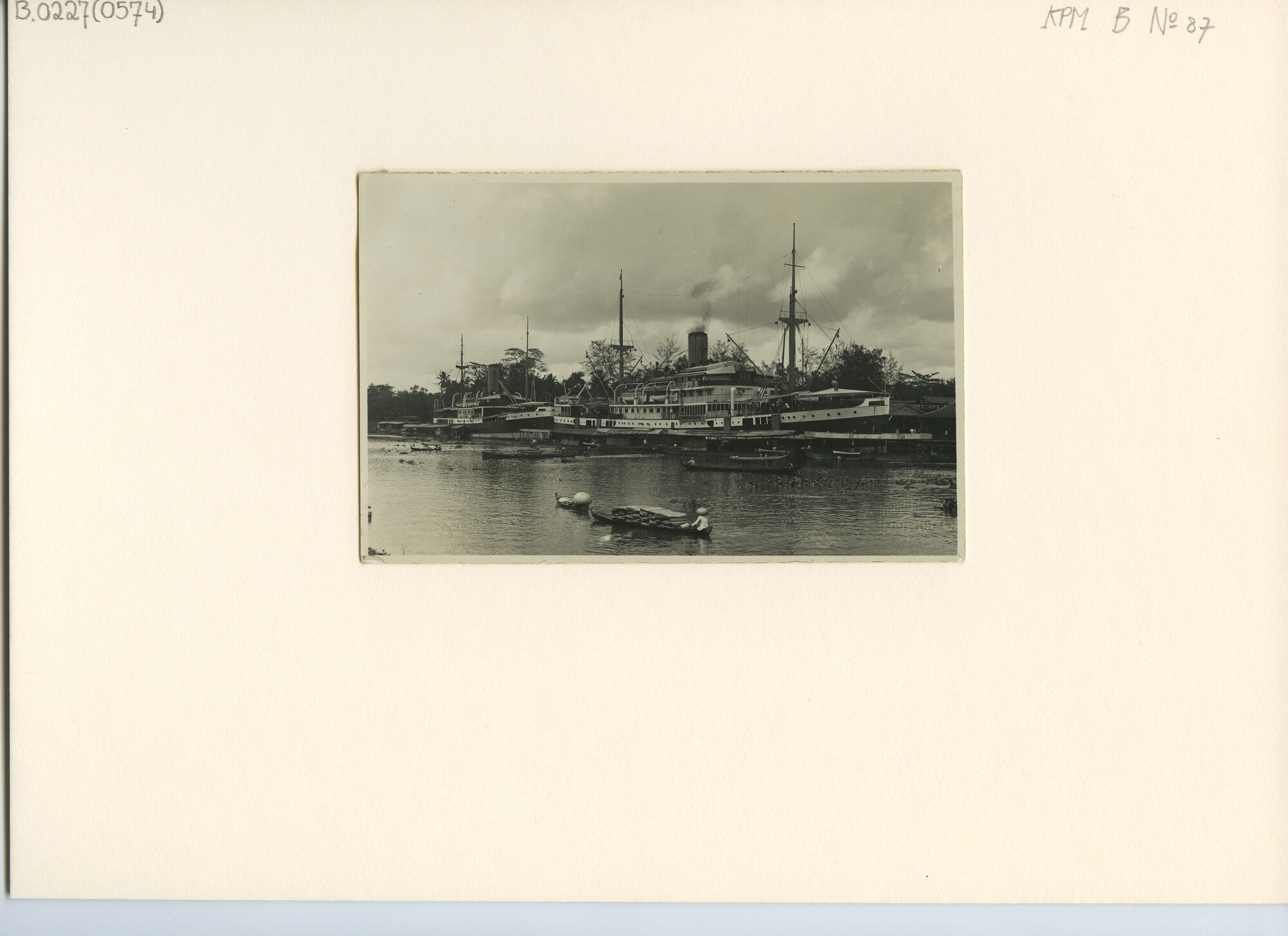 B.0227(0574); Foto van de KPM-schepen ms. Van Swoll en ss. Blinjoe liggen afgemeerd aan de wal te Bandjermasin; foto