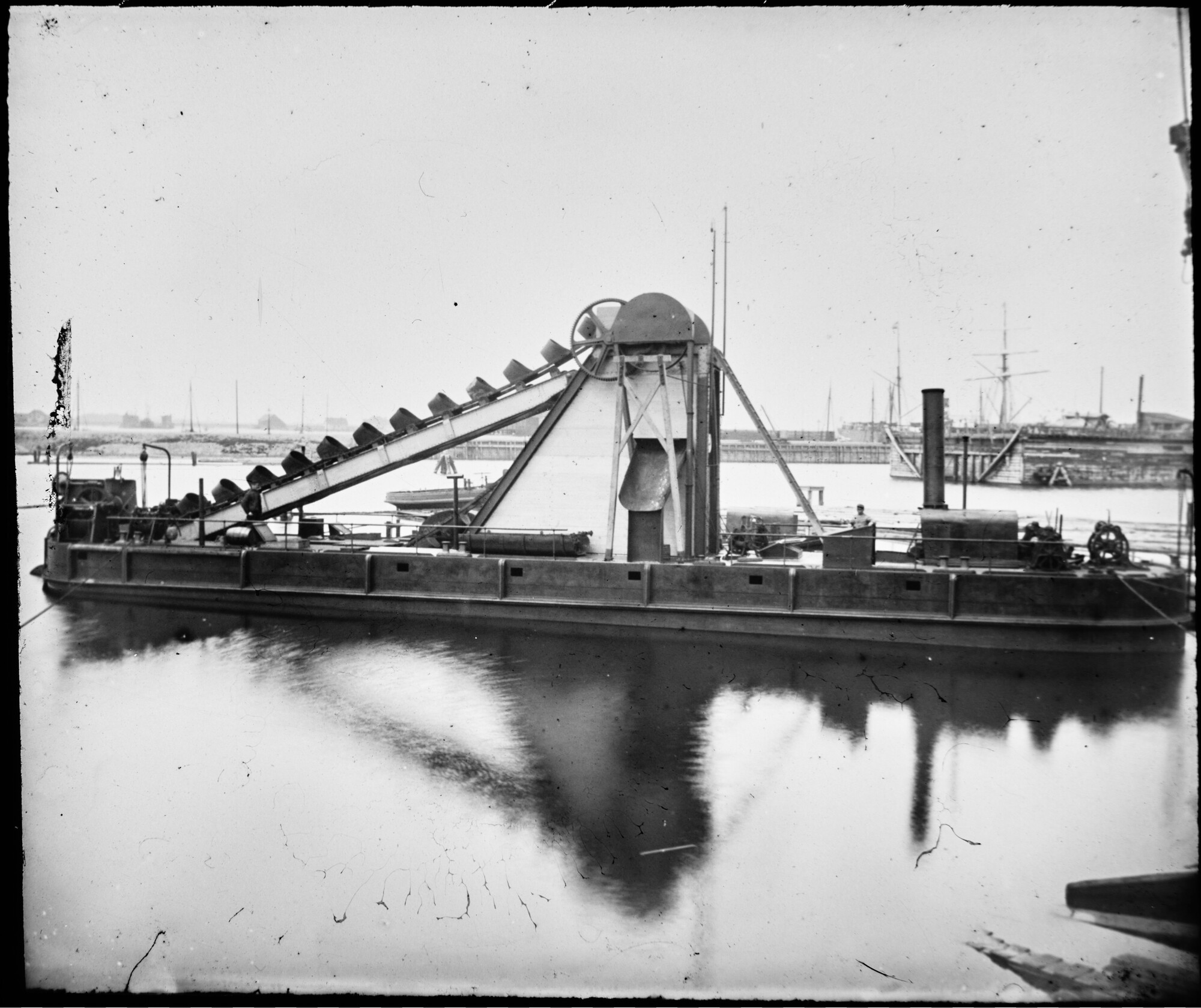 S.1156(06)011; Zijaanzicht van de baggermolen 'Onderneming II', gebouwd op de werf 'De Nachtegaal' in mei 1887; lantaarnplaatje