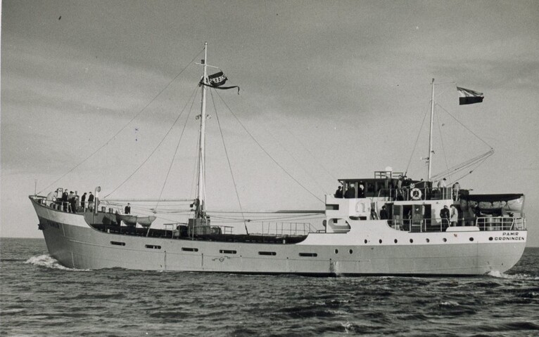 2001.1745; De coaster ms. Pamir van H. Oorburg, gebouwd in 1950 bij J.G. Bröerken te [...]; foto