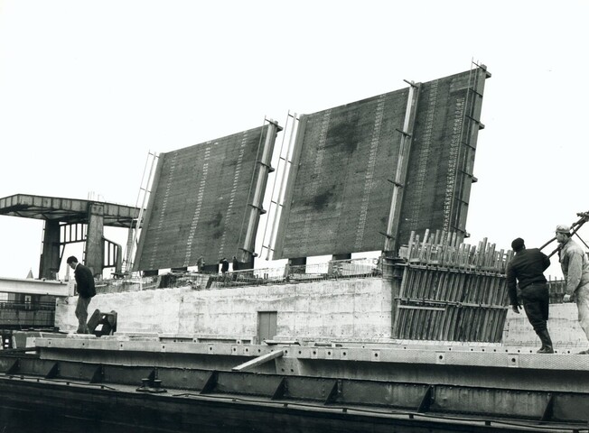 S.5219(12)0549; Fotos van de bouw van de nieuwe verkeersbrug voor Rijksweg no. 1 bij Muiden door de ASM; fotoreportage