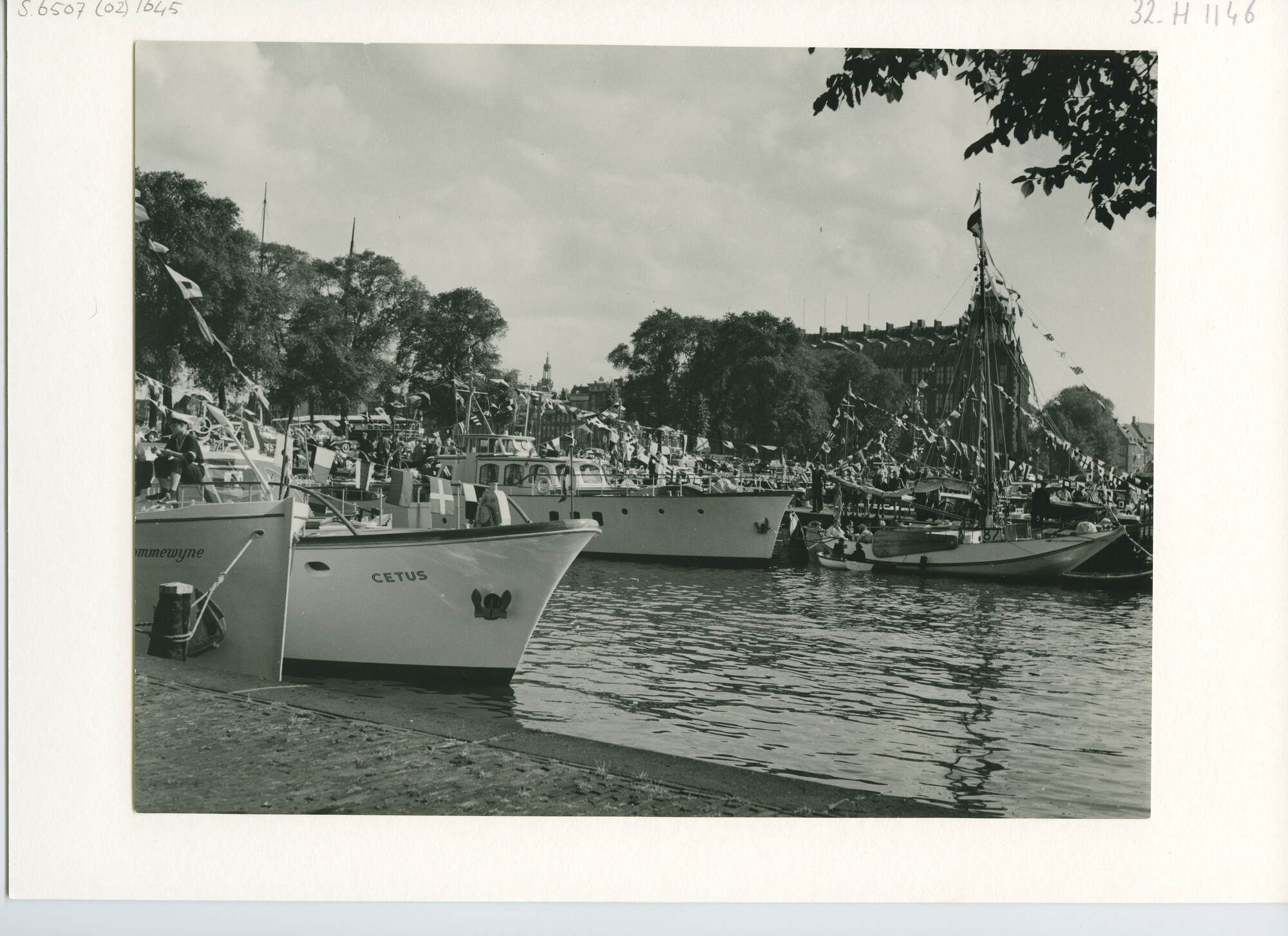 S.6507(02)1645.06; Zwart-wit foto van de deelnemers aan de Pavillon d'Or 1955, stertocht voor motorjachten afgemeerd in het Oosterdok te Amsterdam; foto