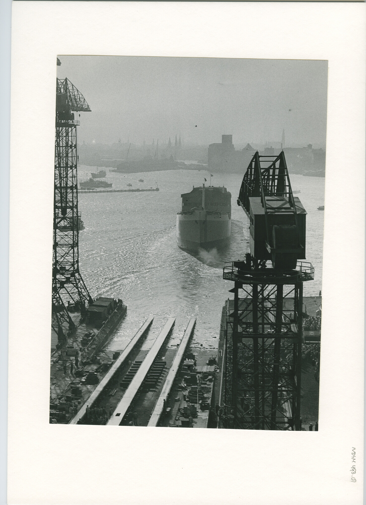 S.5444(2859)13; Foto van de tewaterlating van de tanker ss. Atys bij de NDSM ; foto