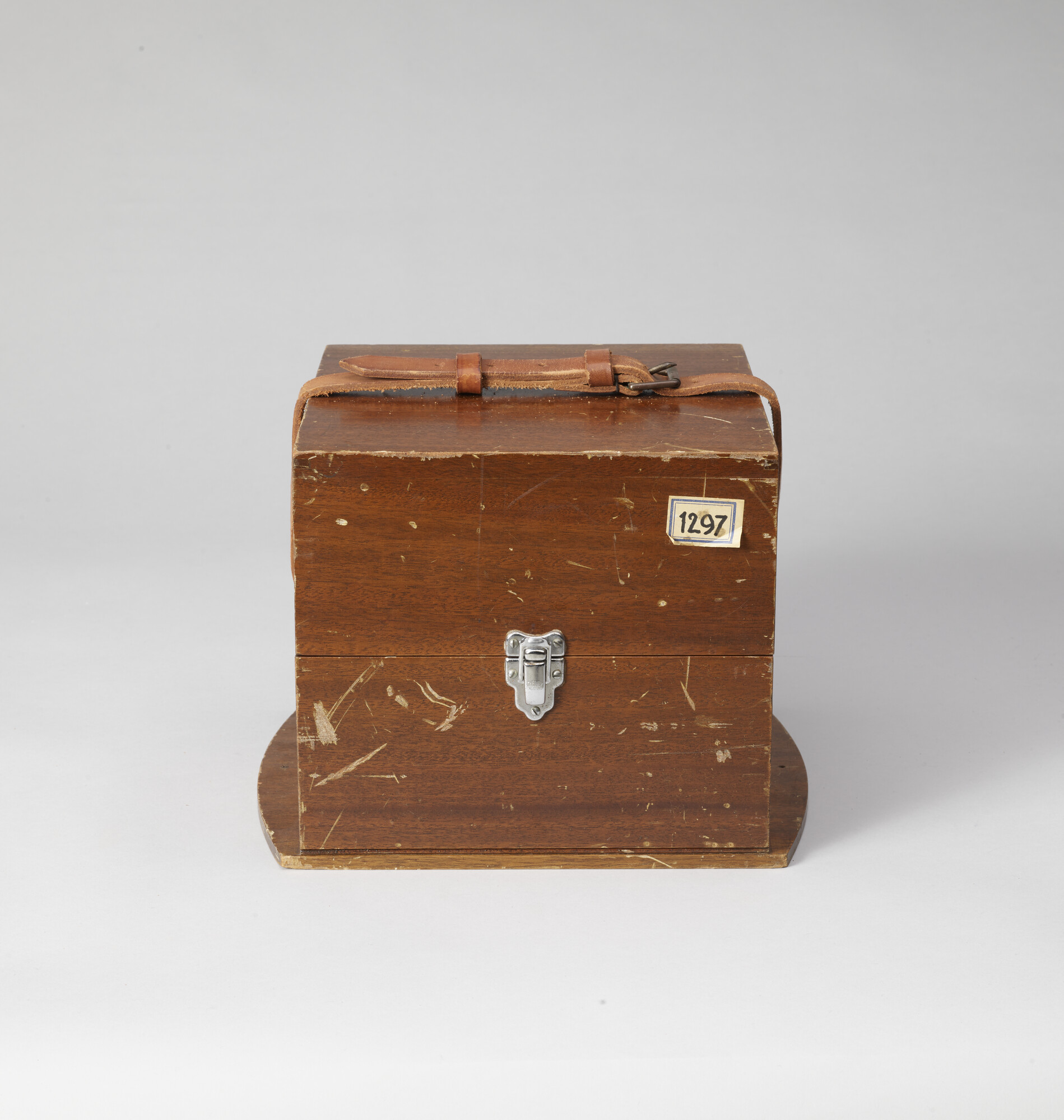 2005.2559; Chronometer c.q. scheepschronometer in houten kistje; chronometer