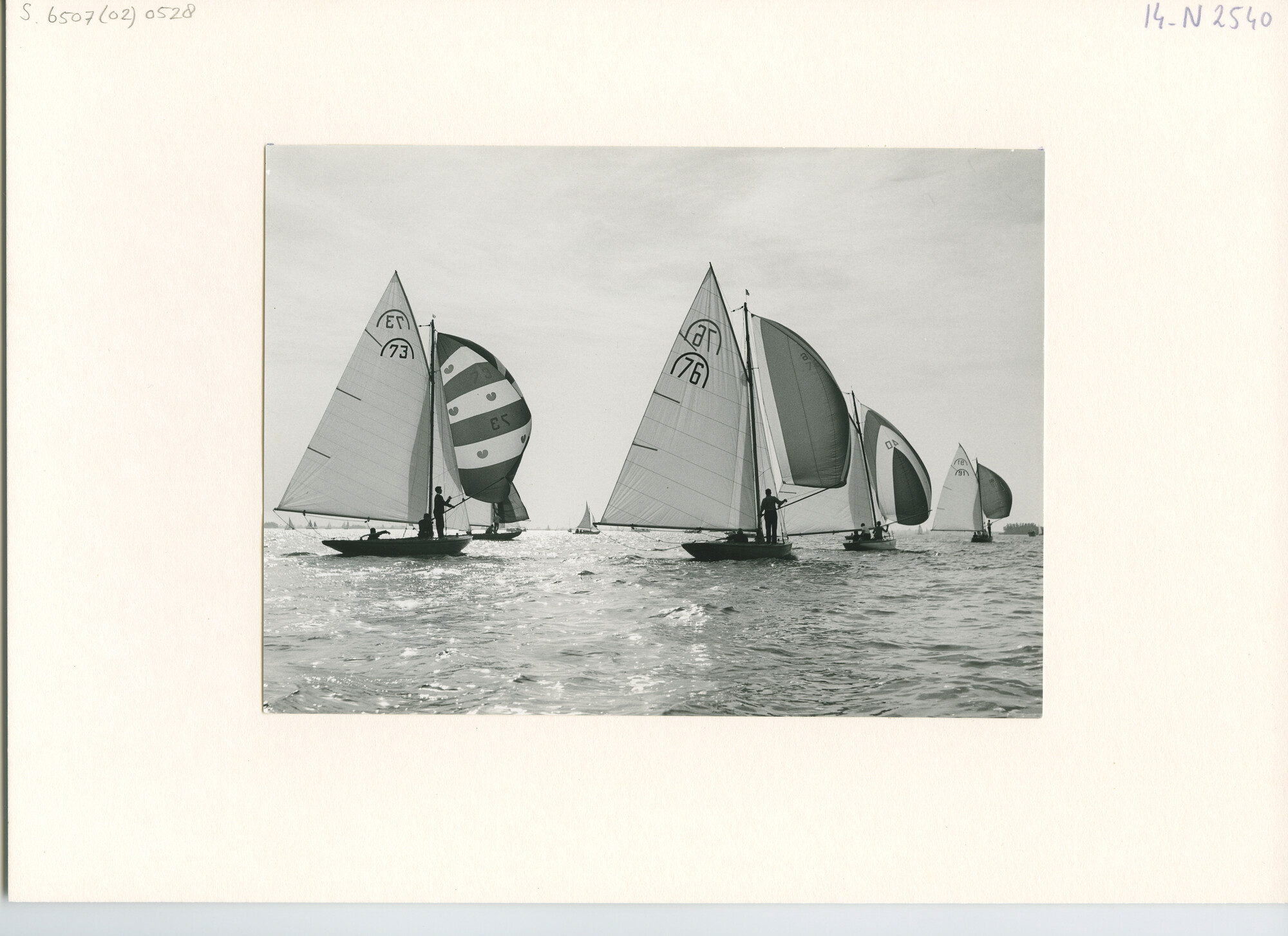 S.6507(02)0528.02; Zwart-wit foto van de Regenboogklasse in de Sneekweek en het Nederlands Kampioenschap 1960 op de Westeinderplassen; foto