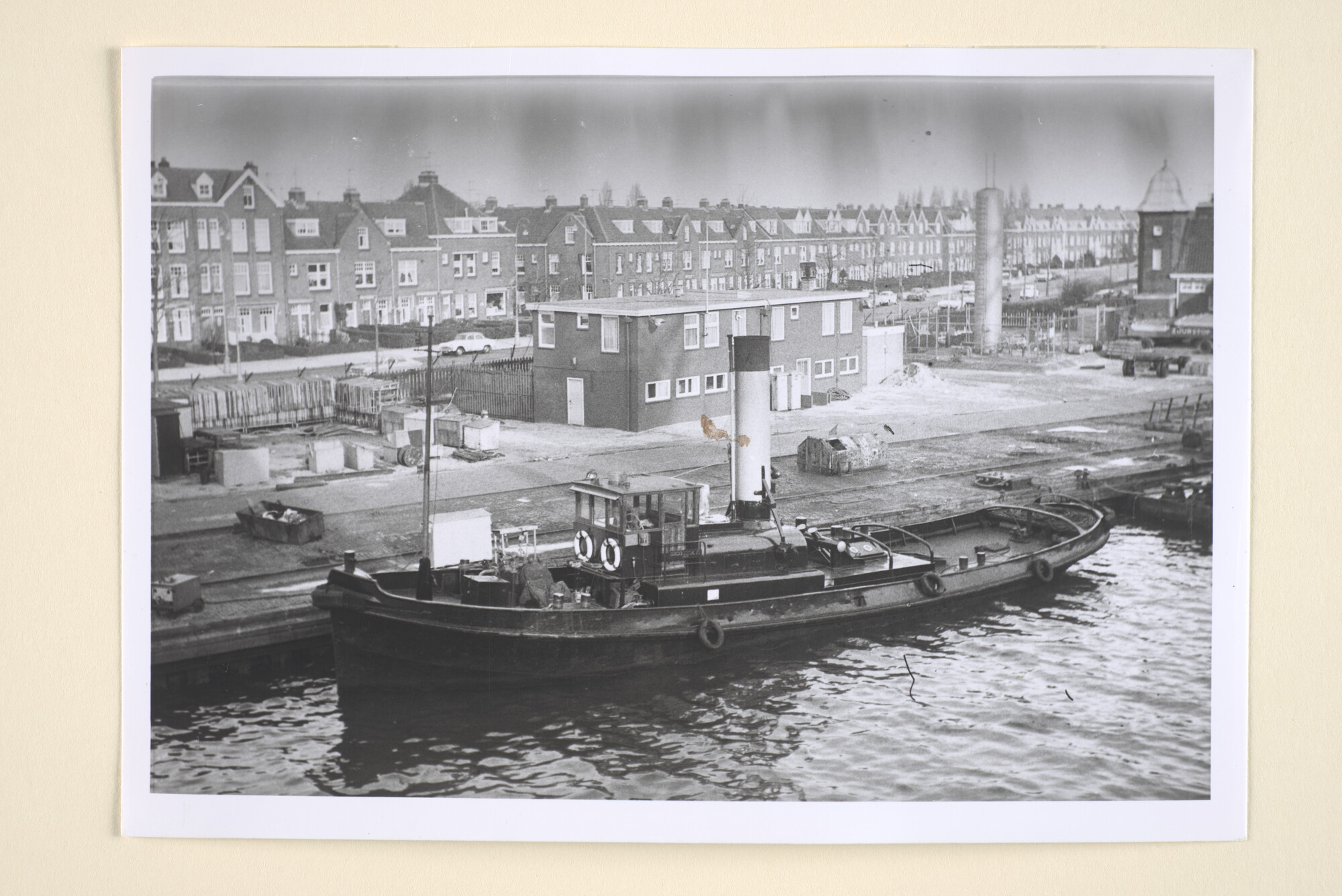 1996.1168; De (voormalige) havensleepboot ss. 'Droogdok 10' van de ADM afgemeerd aan de kade in de Amsterdamse haven; foto