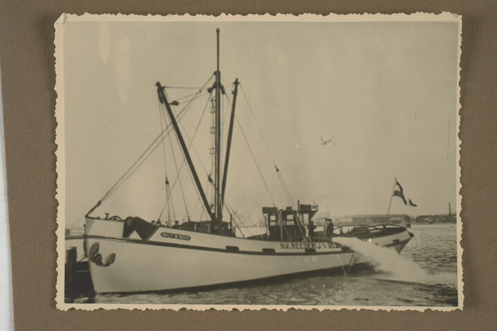 2001.1755; Omslag met vele foto's en knipsels van meest bergingsactiviteiten door Reederij v/h Gebroeders Goedkoop te Amsterdam in de periode 1929 / 1949; omslag